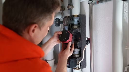 Ajuste y posicionamiento de la bomba circuladora Grundfos ALPHA2 GO en la tubería — paso 1 instalación