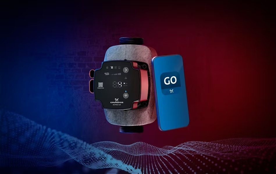 Grundfos ALPHA2 GO 25-75 180 con smartphone y app Grundfos GO conectada vía Bluetooth — sistema calefacción moderno