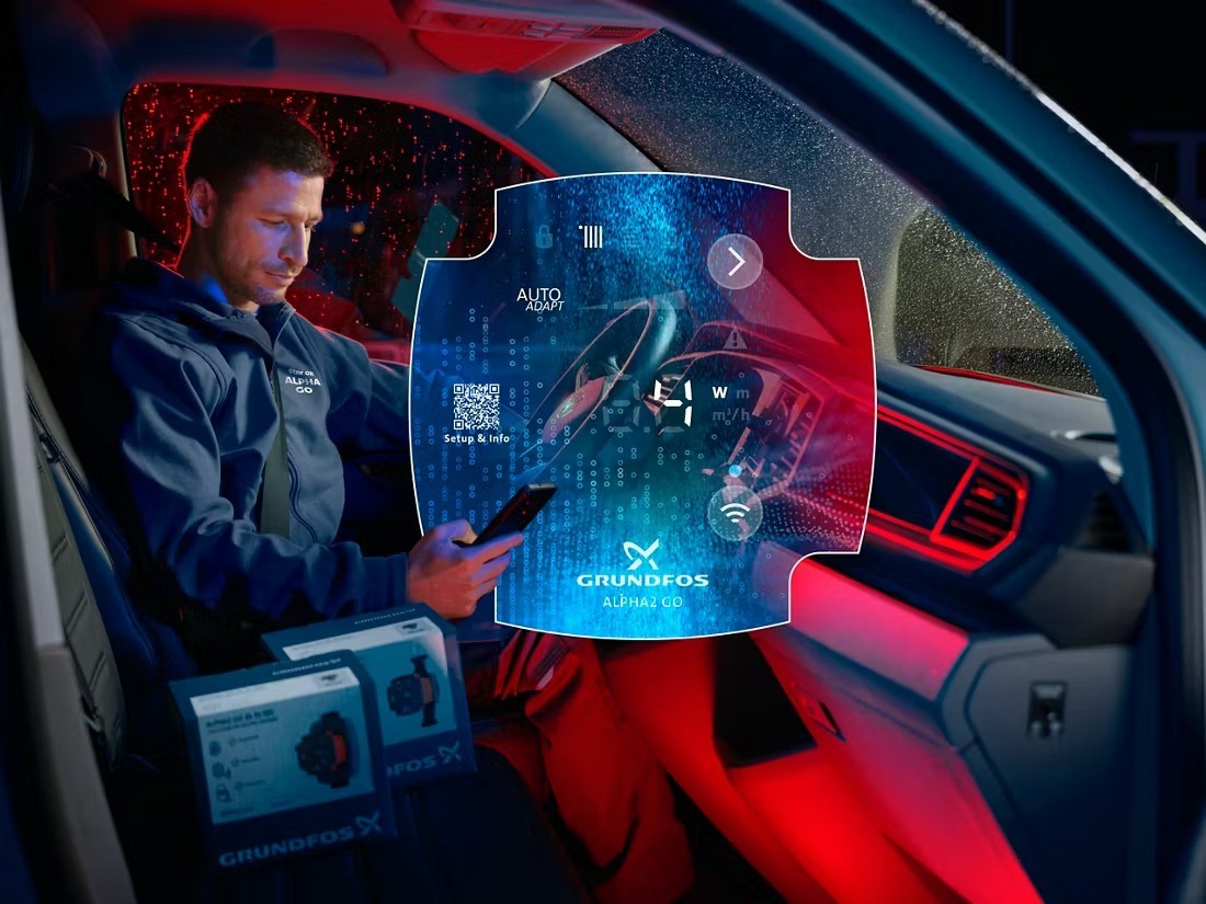 Instalador en furgoneta con la app Grundfos GO y visualización holográfica de la bomba circuladora ALPHA GO
